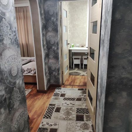 Appartamento Комфортная Квартира Для 2Х Персон Bishkek Esterno foto