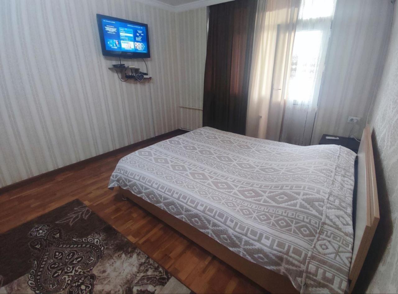 Appartamento Комфортная Квартира Для 2Х Персон Bishkek Esterno foto
