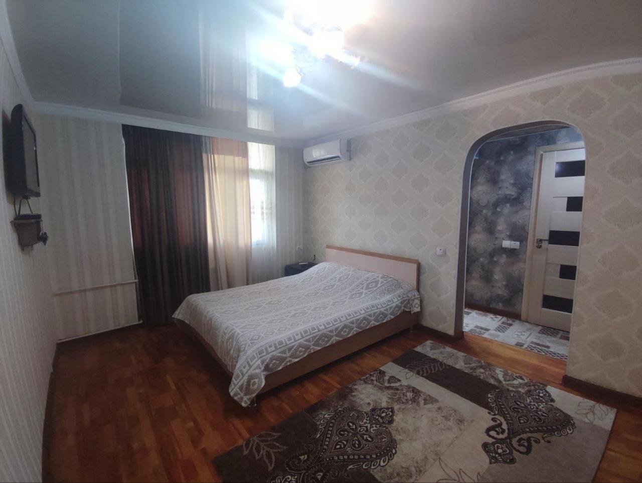 Appartamento Комфортная Квартира Для 2Х Персон Bishkek Esterno foto